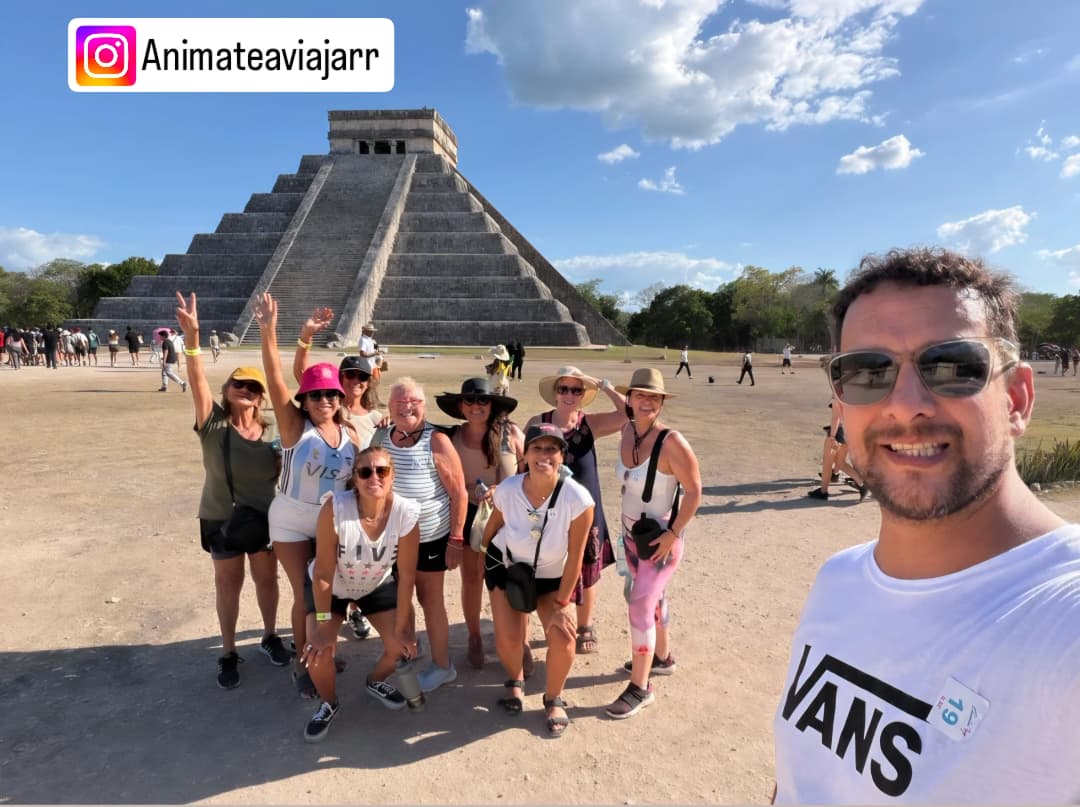 Grupo en Chichén Itzá — Experiencia Maya